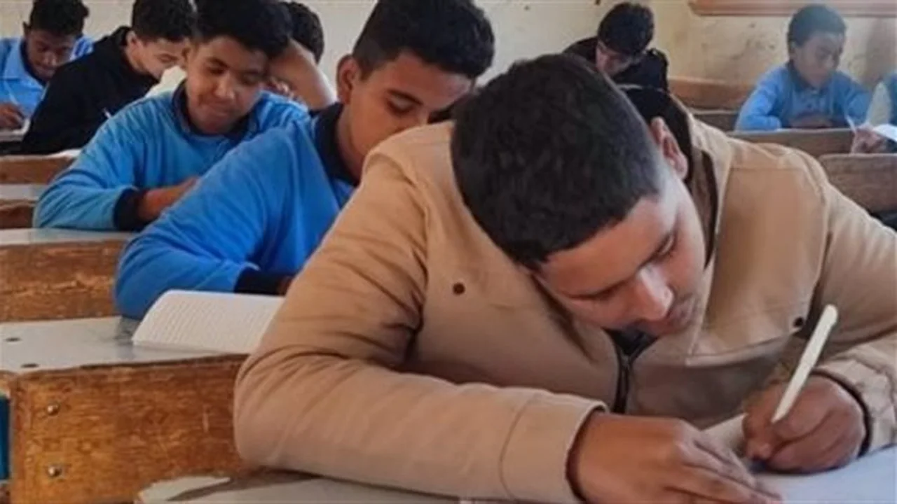 تحرك عاجل بسوهاج وأسيوط.. التعليم تتوعد المتورطين في واقعة تداول الامتحانات بعقوبات رادعة